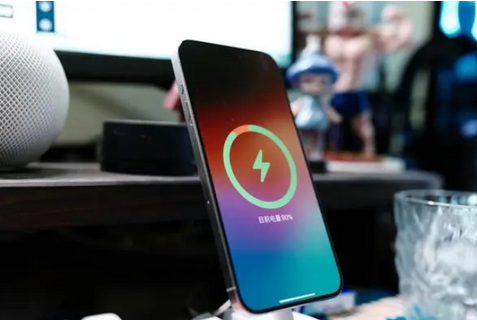 永泰苹果15换屏服务分享用什么充电器给iPhone15充电更好 